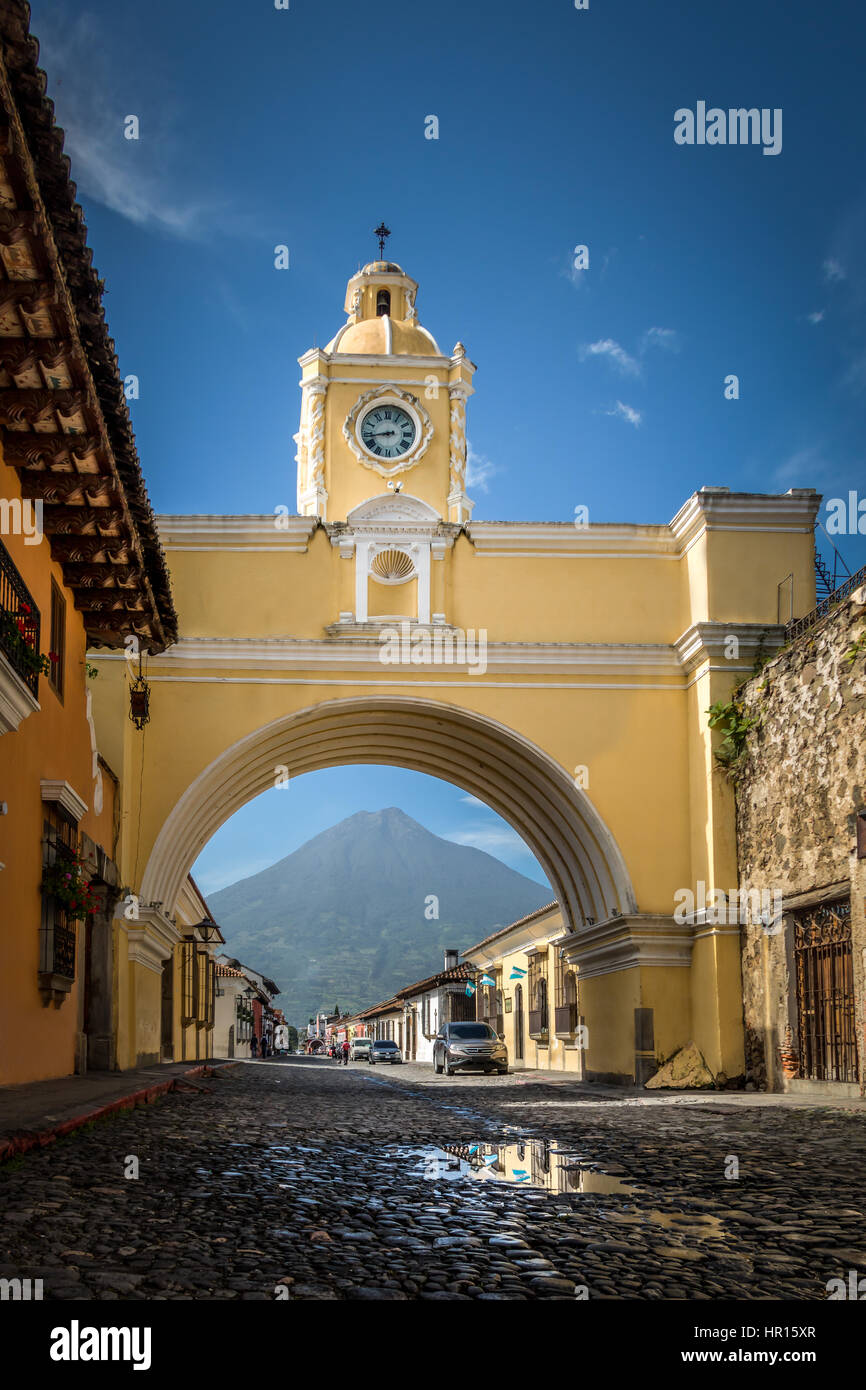 Arc de Santa Catalina et Volcan de Agua - Antigua, Guatemala Banque D'Images