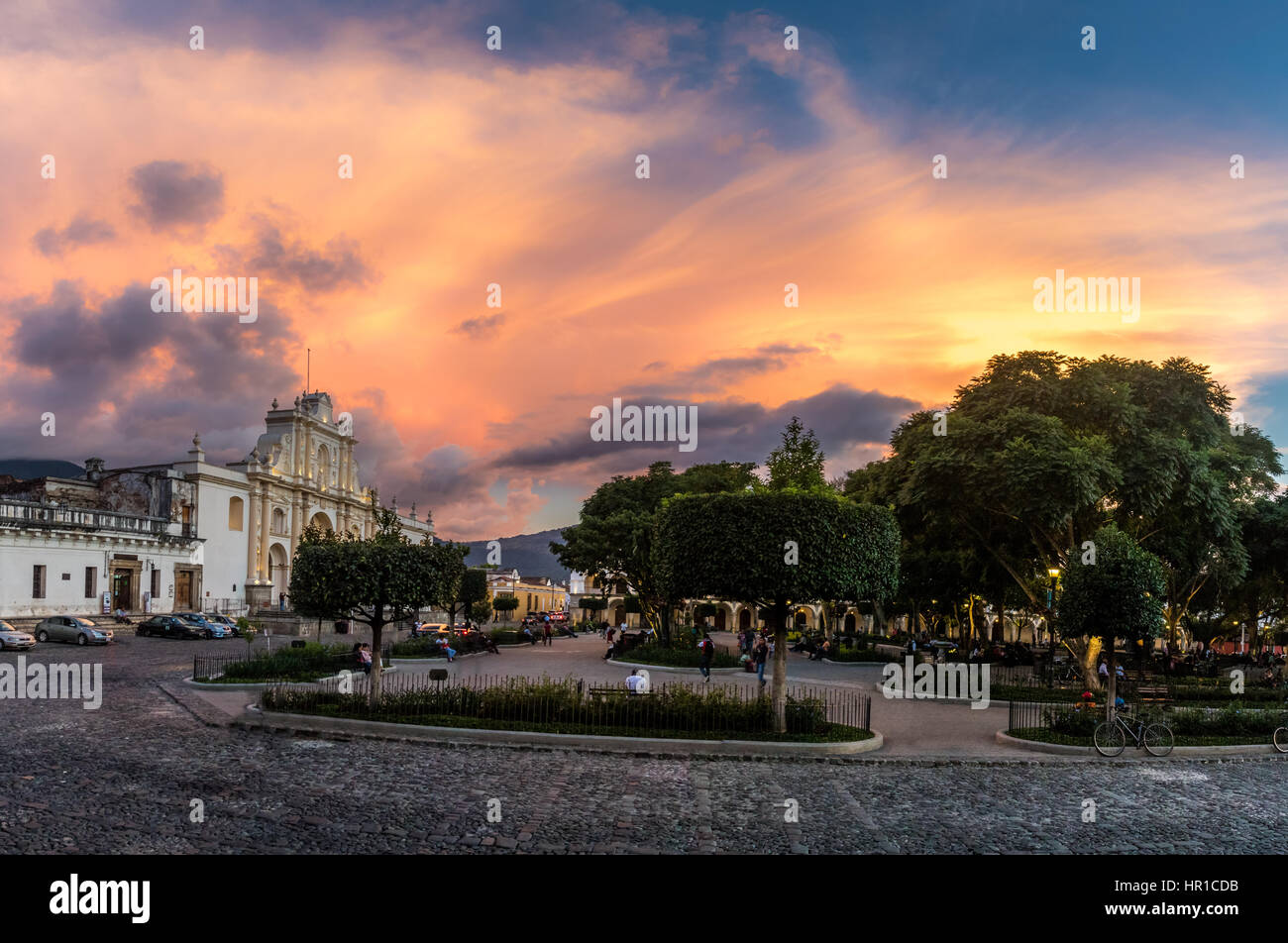 Coucher du soleil à Parque Central - Antigua, Guatemala Banque D'Images