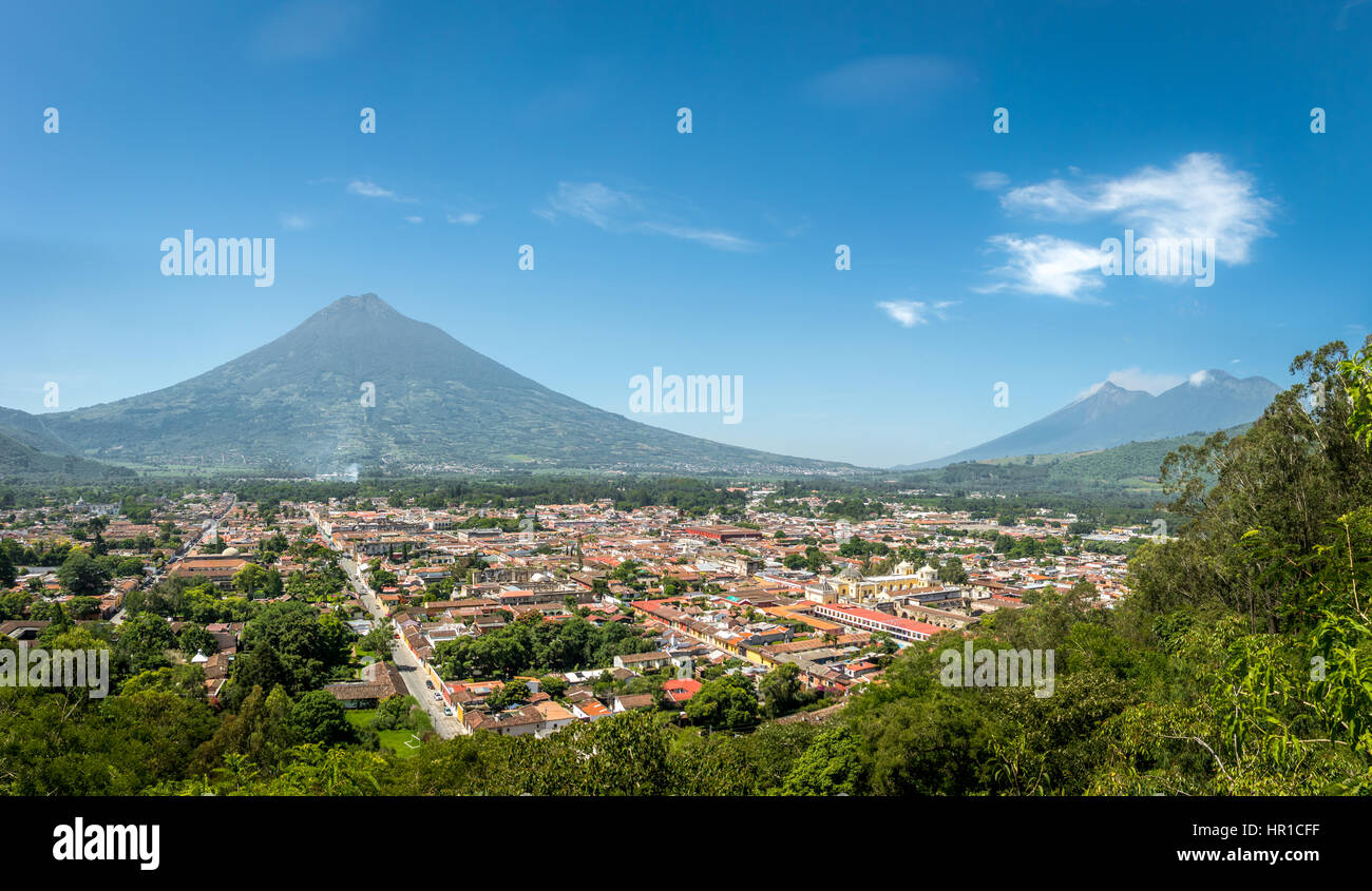 Vue panoramique d'Antigua Guatemala avec les trois volcans en arrière-plan Banque D'Images