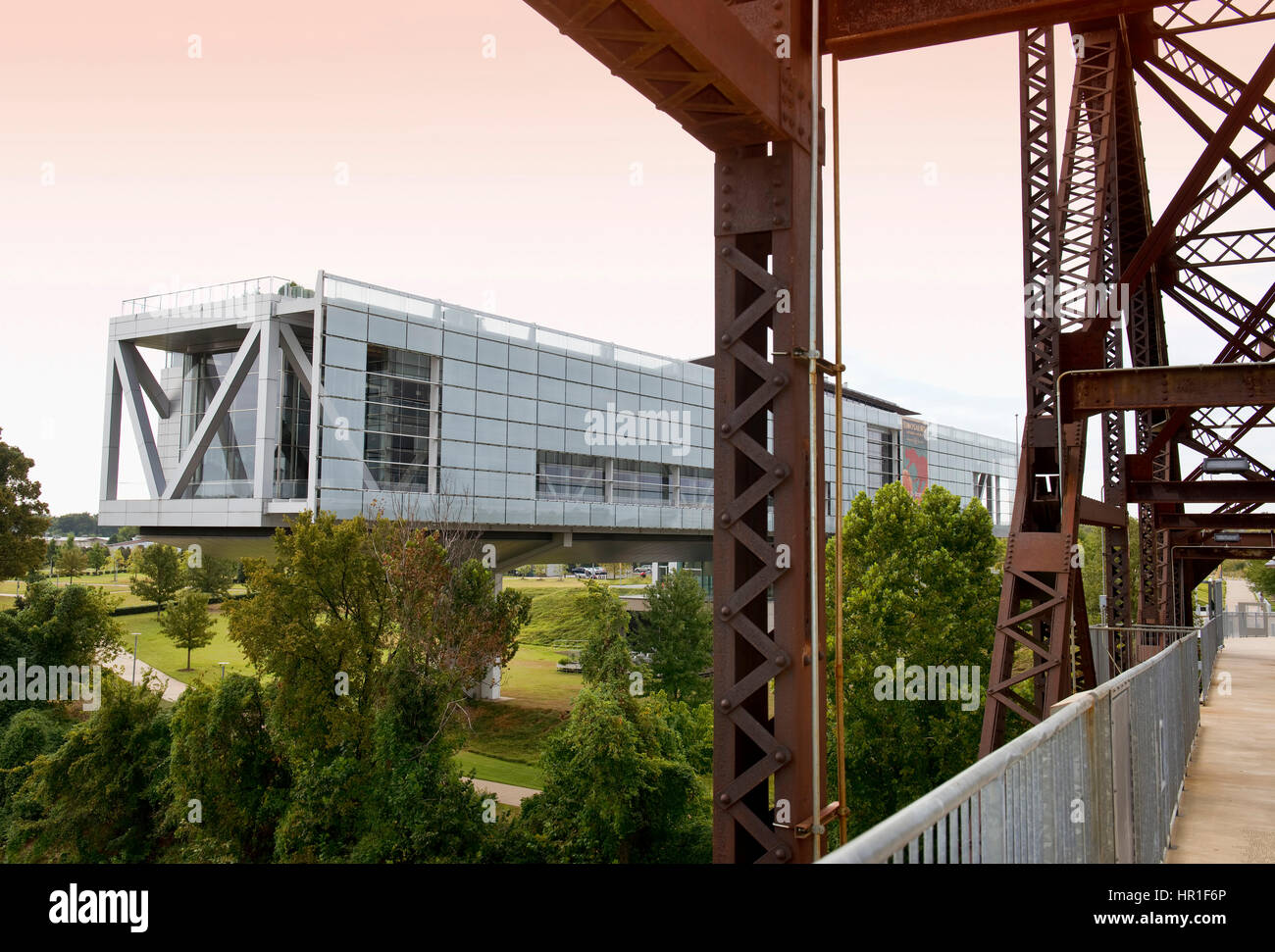 Aile Cantilever du Président Bill Clinton library à Little Rock (Arkansas), donnant sur la rivière Arkansas. Banque D'Images