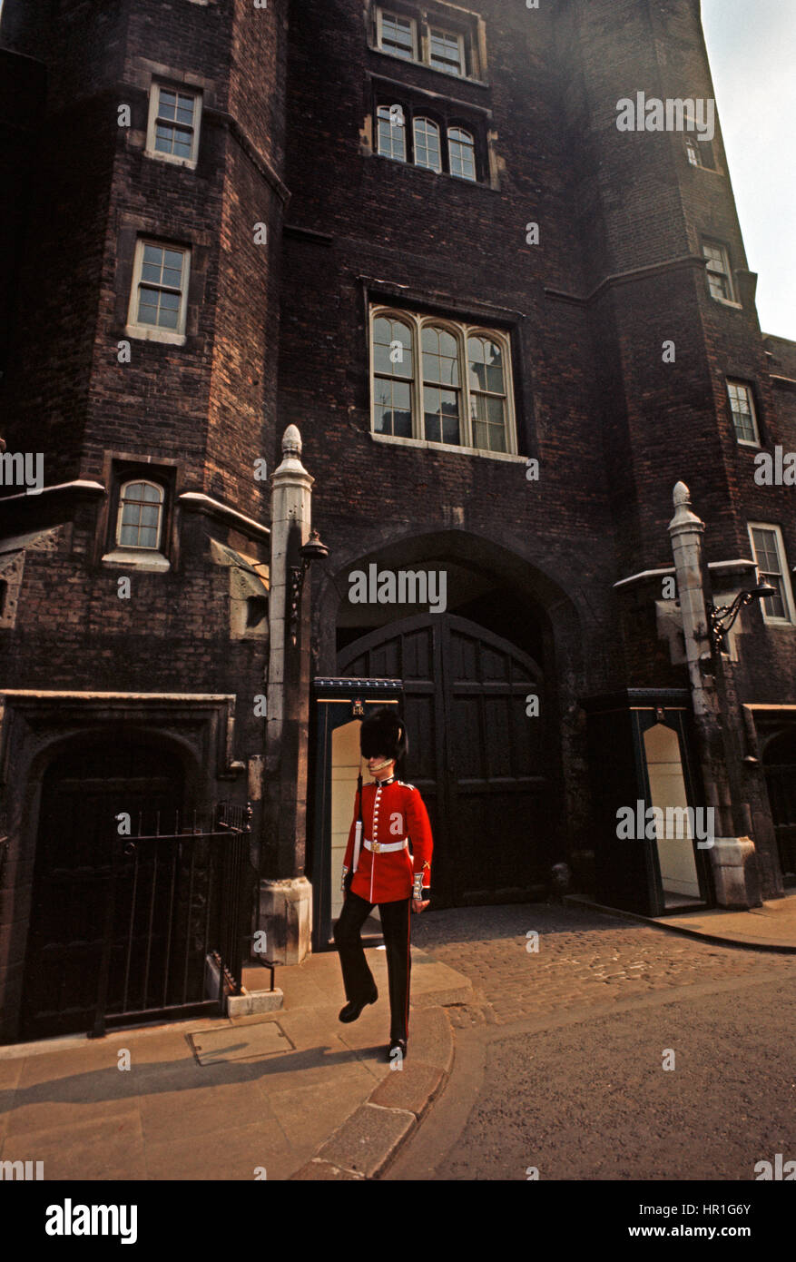 ST JAMEN'S PALACE QUEEN'S GUARD, ST JAMEN'S PALACE, LONDRES, 1972 Banque D'Images