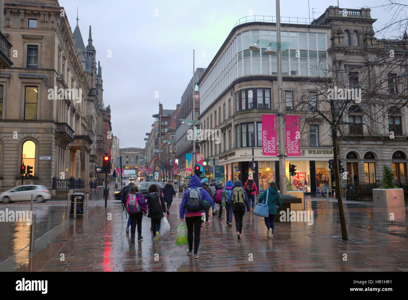 Glasgow Buchanan Street touristes sous la pluie Banque D'Images