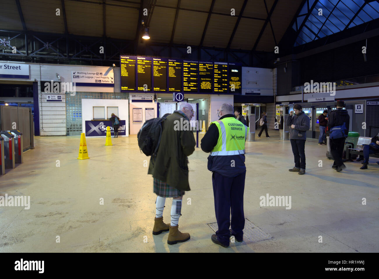 La gare Queen Street Glasgow attendent les touristes avec service client en kilt trains personnel Banque D'Images