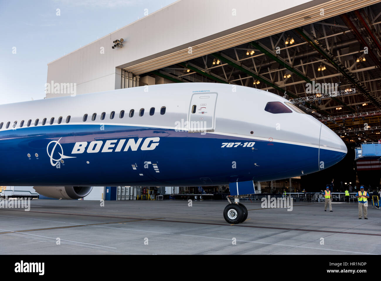 Les nouveaux avions Boeing 787-10 Dreamliner dévoilé à l'usine Boeing, 17 février 2016 à North Charleston, SC. Le président Donald Trump a assisté à la cérémonie de lancement pour la version vinyle de l'avion capable de transporter 330 passagers sur 7 000 milles marins. Banque D'Images