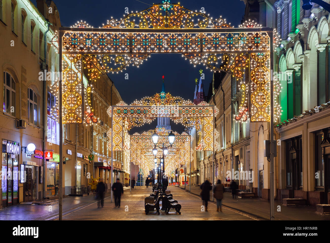 Moscou, Russie - le 18 décembre 2016 : Vue de nuit sur les décorations de Noël à la rue Nikolskaïa le 18 décembre 2016 à Moscou, Russie Banque D'Images