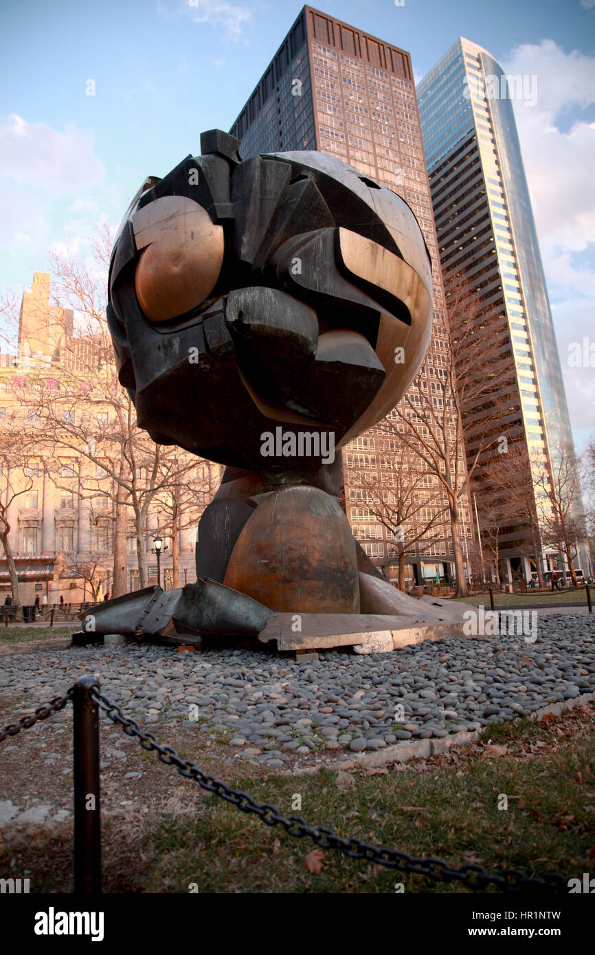 La Sphère - une sculpture qui, à l'origine, s'élevait près du World Trade Centre. Elle a survécu à l'attentat du 11 septembre et s'élève maintenant à Battery Park, New York comme une Banque D'Images