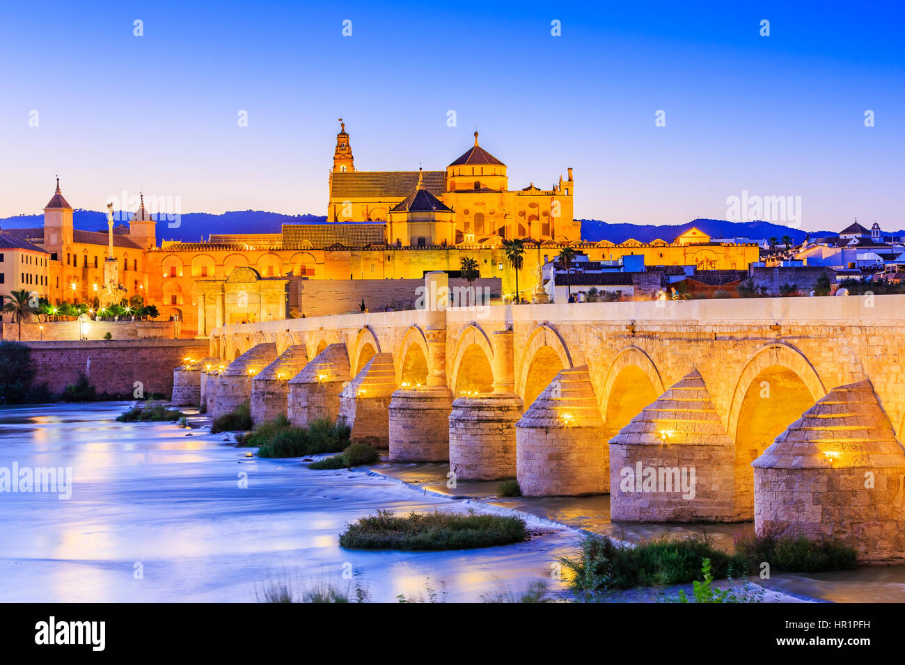Cordoue, Espagne, Andalousie. Pont romain sur le Guadalquivir et la grande mosquée (mezquita) Banque D'Images