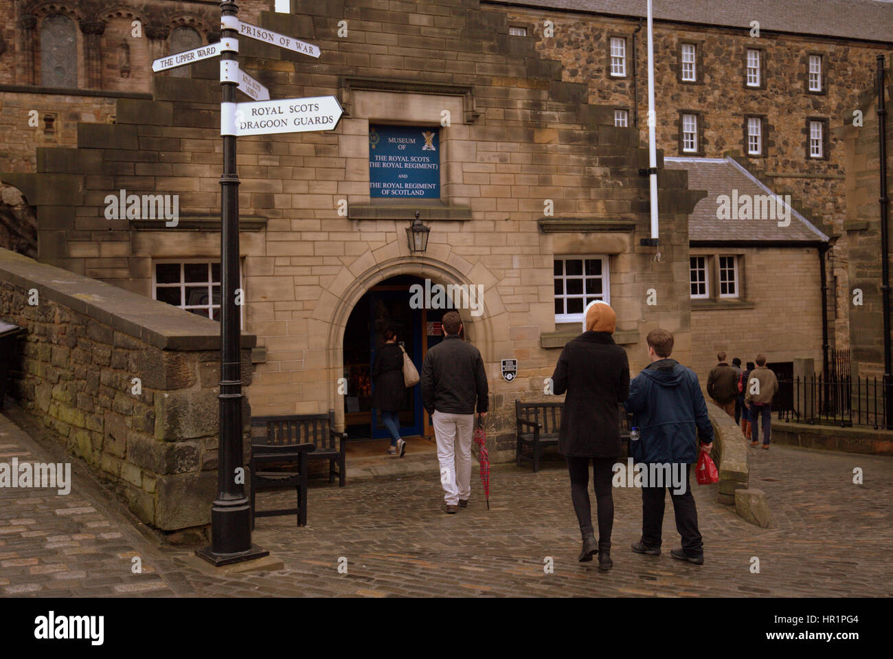Le Royal Scots Museum les touristes explorant l'intérieur de château d'Edimbourg Banque D'Images