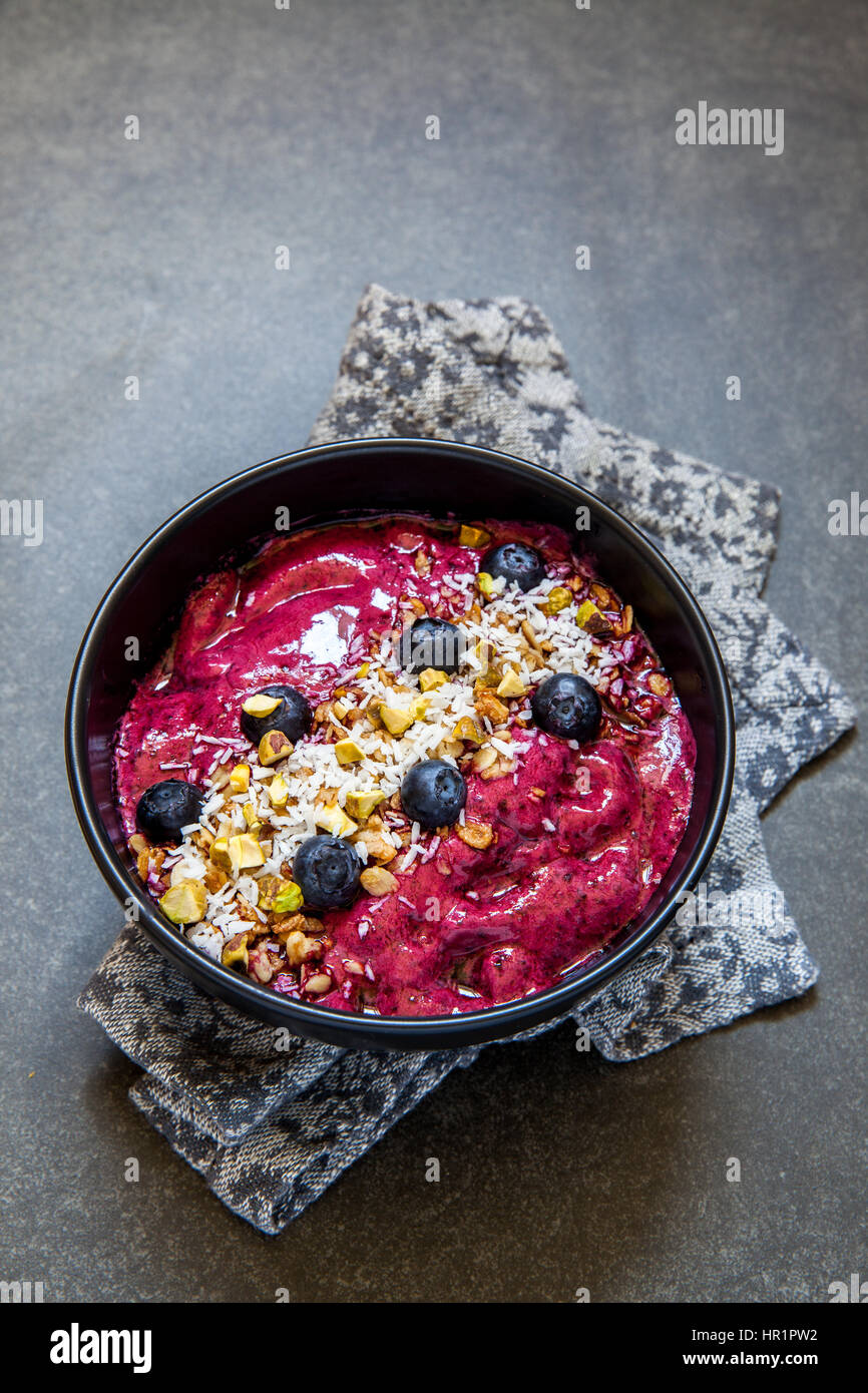 Bol d'Acai topping avec granola et les bleuets Banque D'Images