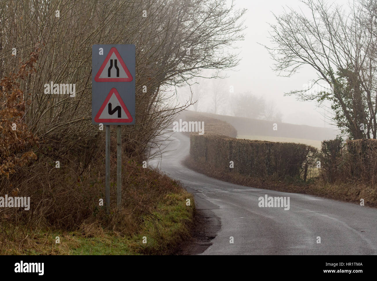 Route Narrows et double coudes, première à gauche, sur une route dans le pays de Galles avec la lumière de brouillard d'hiver. Près de la succession de William Henri Gebhard (1827-1905) dans le parc national de Brecon Banque D'Images