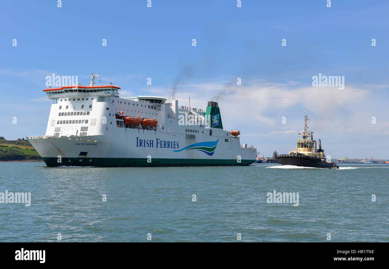 Isle of Inishmore approche ferry Pembroke Dock Passenger Terminal de Milford Haven, Pembrokeshire, Pays de Galles sur un jour étés escortés acheter un remorqueur de service Banque D'Images