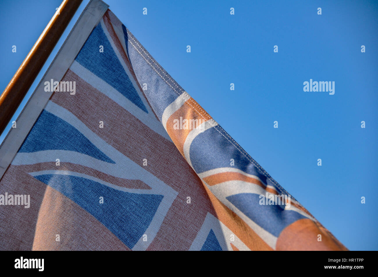 Pavillon rouge sur des yachts d'un drapeau avec un ciel bleu derrière Banque D'Images