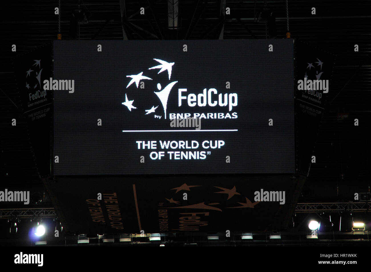 CLUJ-NAPOCA, Roumanie - 15 avril 2016 : Les organisateurs de la préparation du stade avant la Fed Cup World Cup match de tennis play-offs Roumanie contre l'Allemagne Banque D'Images