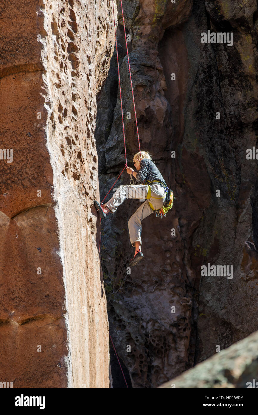 Jeune homme ; escalade Canyon Penitente ; Colorado, USA Banque D'Images