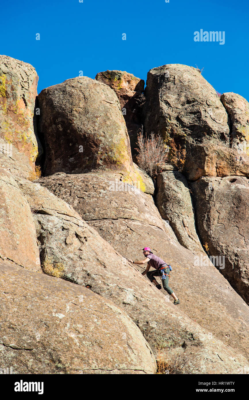 Jeune homme ; escalade Canyon Penitente ; Colorado, USA Banque D'Images