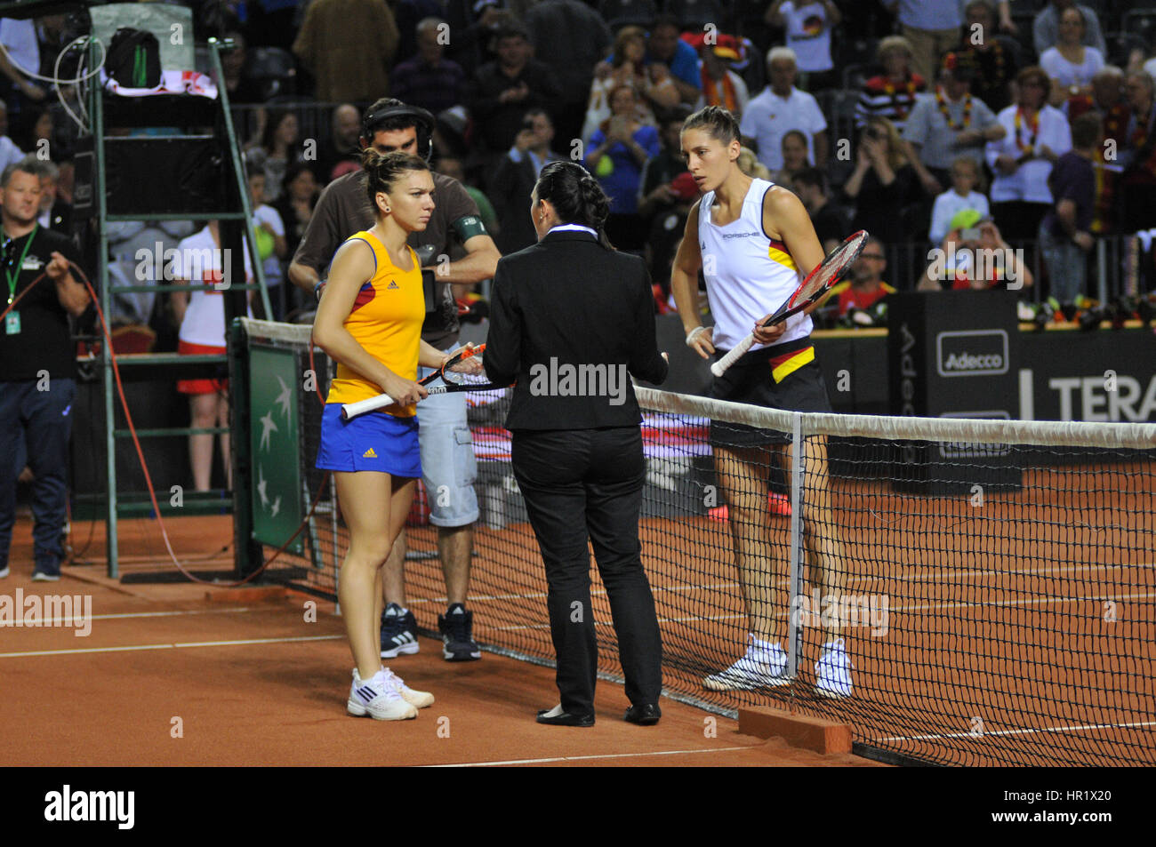 CLUJ-NAPOCA, Roumanie - 16 avril 2016 : les joueurs de tennis : Simona (Roumanie) et Andrea Petkovic (Allemagne) à l'écoute de l'arbitre avant le Tennis Banque D'Images