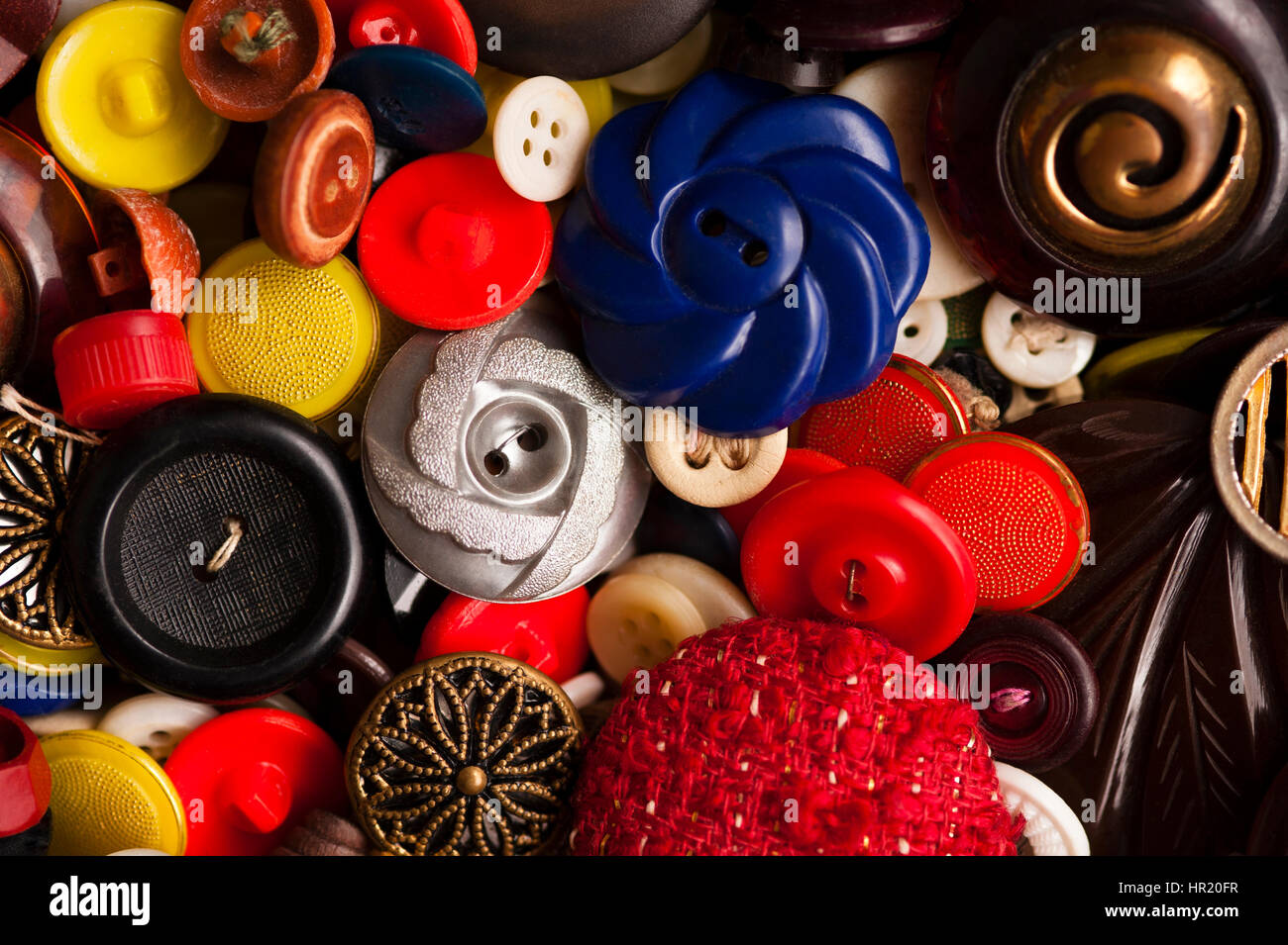 Assortiment multicolore d'anciens boutons dans une boîte Banque D'Images