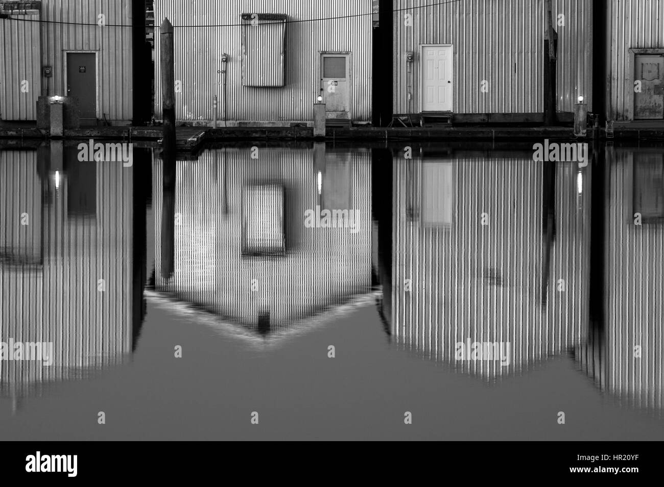 Réflexions d'un hangar à bateaux en rangées le long du front de mer à Marina d'Everett Banque D'Images