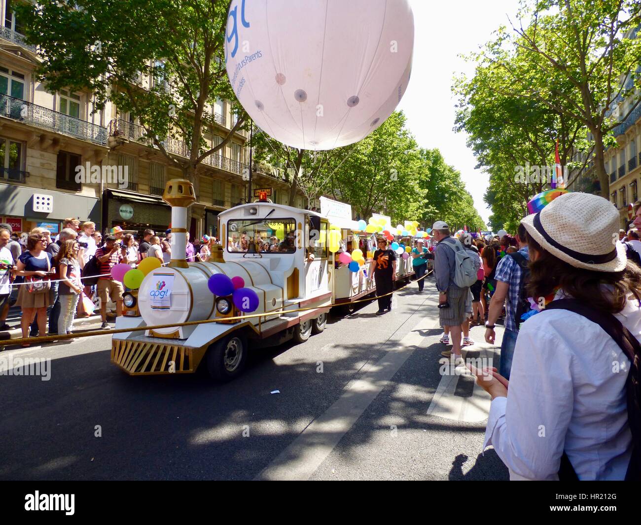 Paris Gay Pride Parade 2015, Marche des Fiertés. Association des Parents Gays et Lesbiennes train touristique 'float' rempli de familles. Paris, France. Banque D'Images