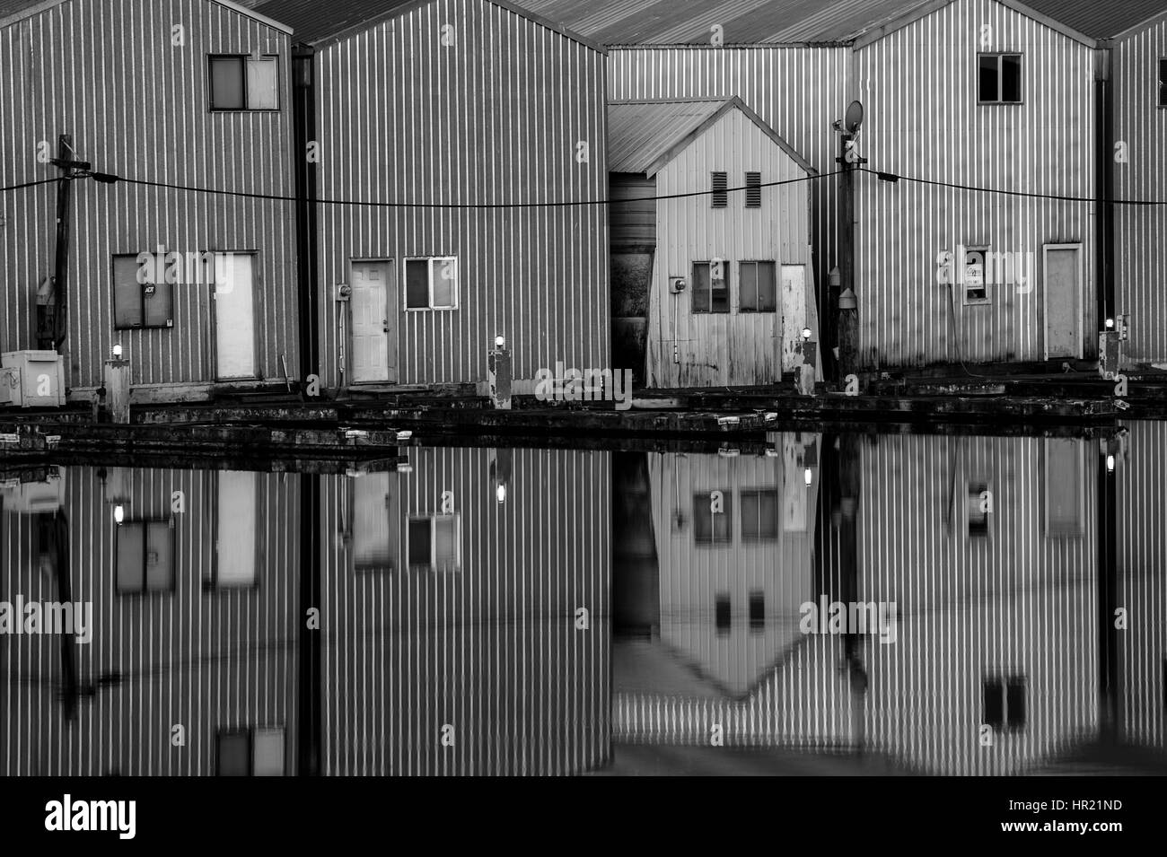 Réflexions d'un hangar à bateaux en rangées le long du front de mer à Marina d'Everett Banque D'Images
