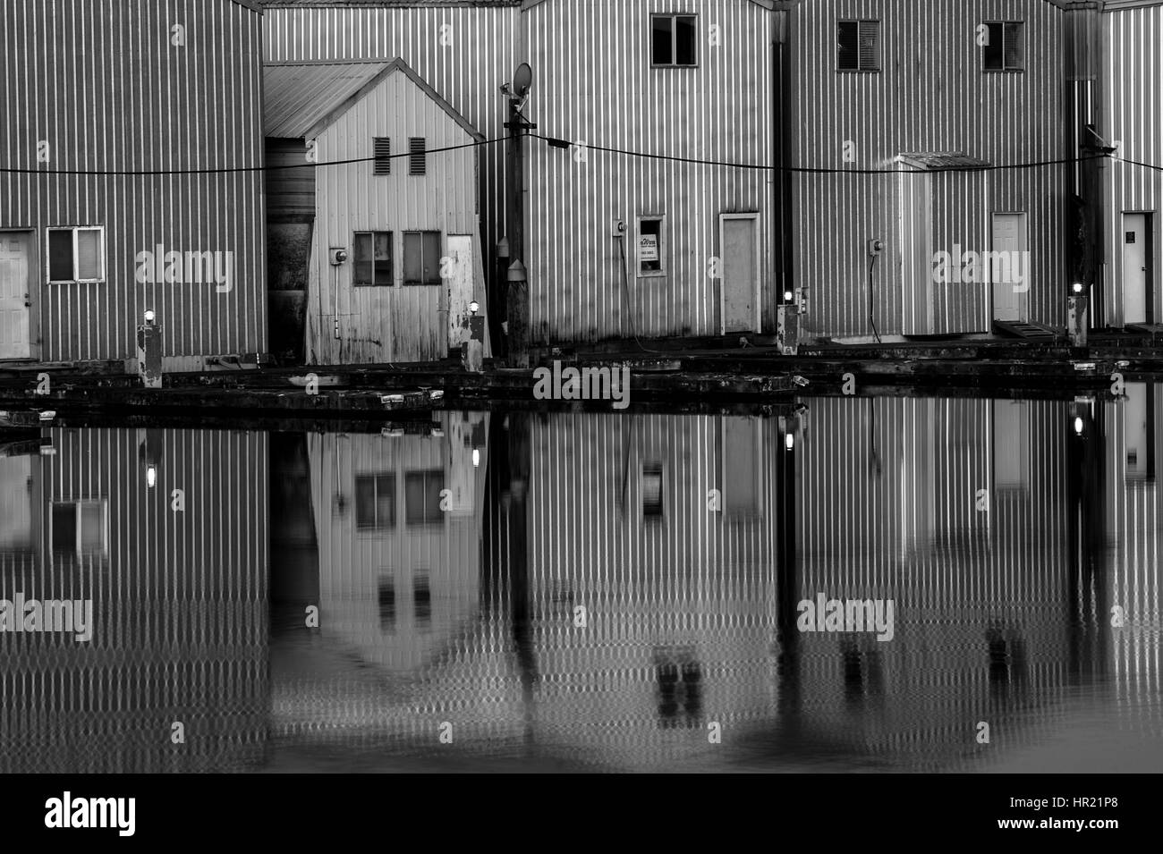 Réflexions d'un hangar à bateaux en rangées le long du front de mer à Marina d'Everett Banque D'Images