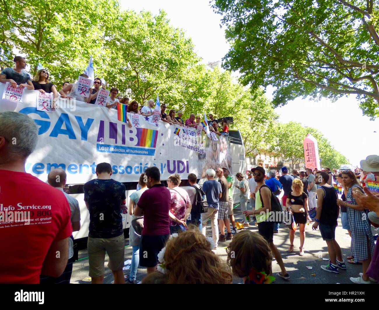 GAYLIB float, Paris Pride Parade 2015. Marche des Fiertés. Les participants détiennent symptômes au cours de moment de silence pour ceux qui sont morts du VIH/SIDA. Paris. Banque D'Images