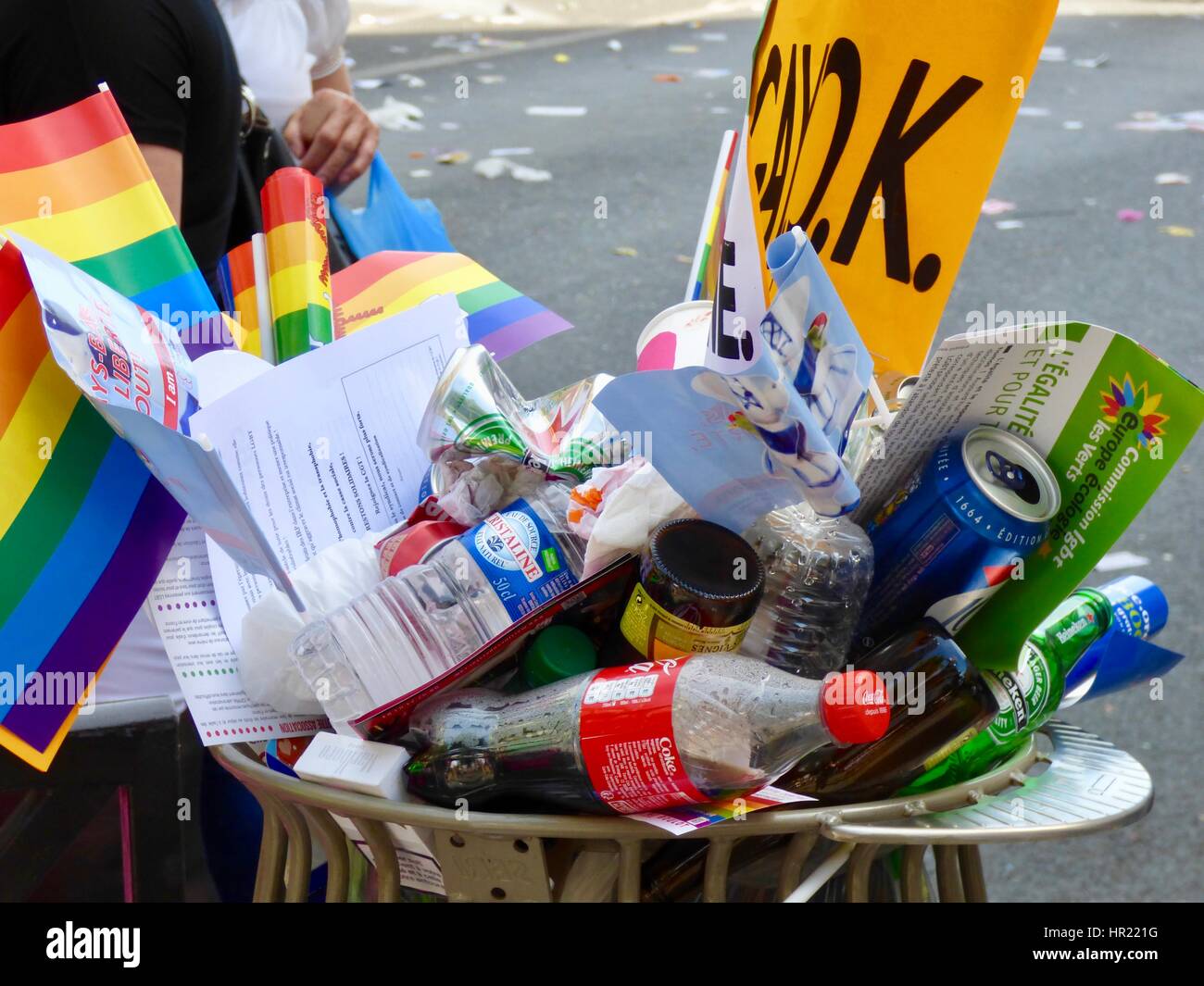 Un assortiment de boîtes de conserve, bouteilles, ordures et de drapeaux arc-en-ciel dans la corbeille après le 2015 Paris Gay Pride (Marche des Fiertés). Blvd Saint-Michel, Paris Fr Banque D'Images