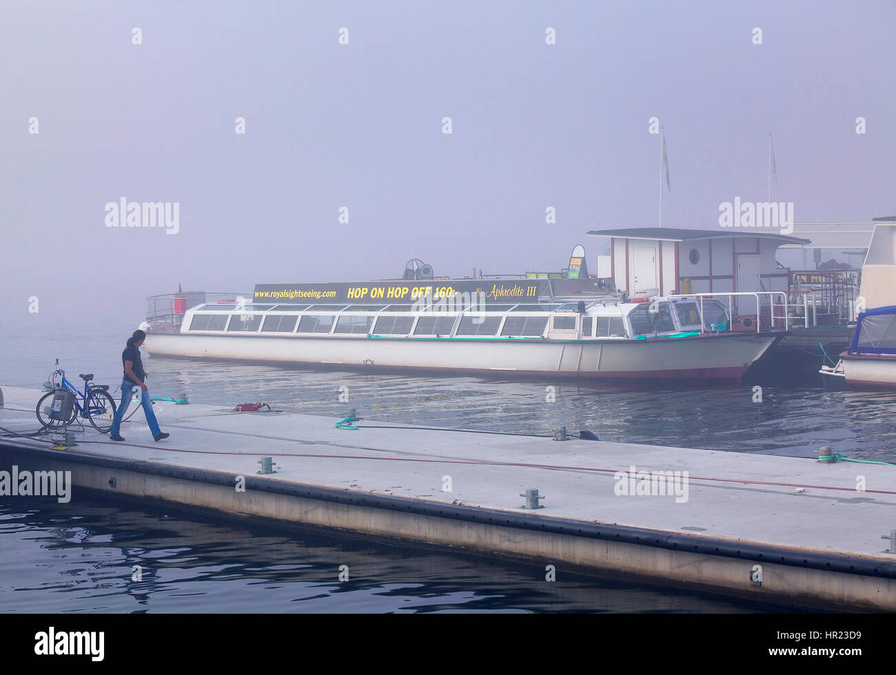 Matin brumeux à Stockholm, amarré visites ferry. Banque D'Images