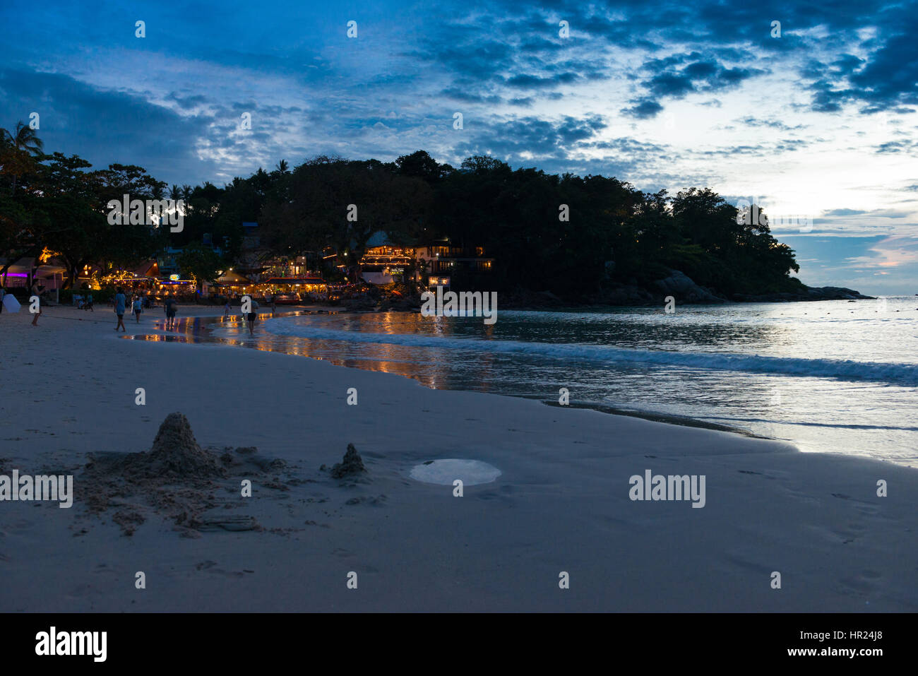 Scène de coucher du soleil à Kata Beach avec du sable pie à l'avant, Phuket, Thailand Banque D'Images