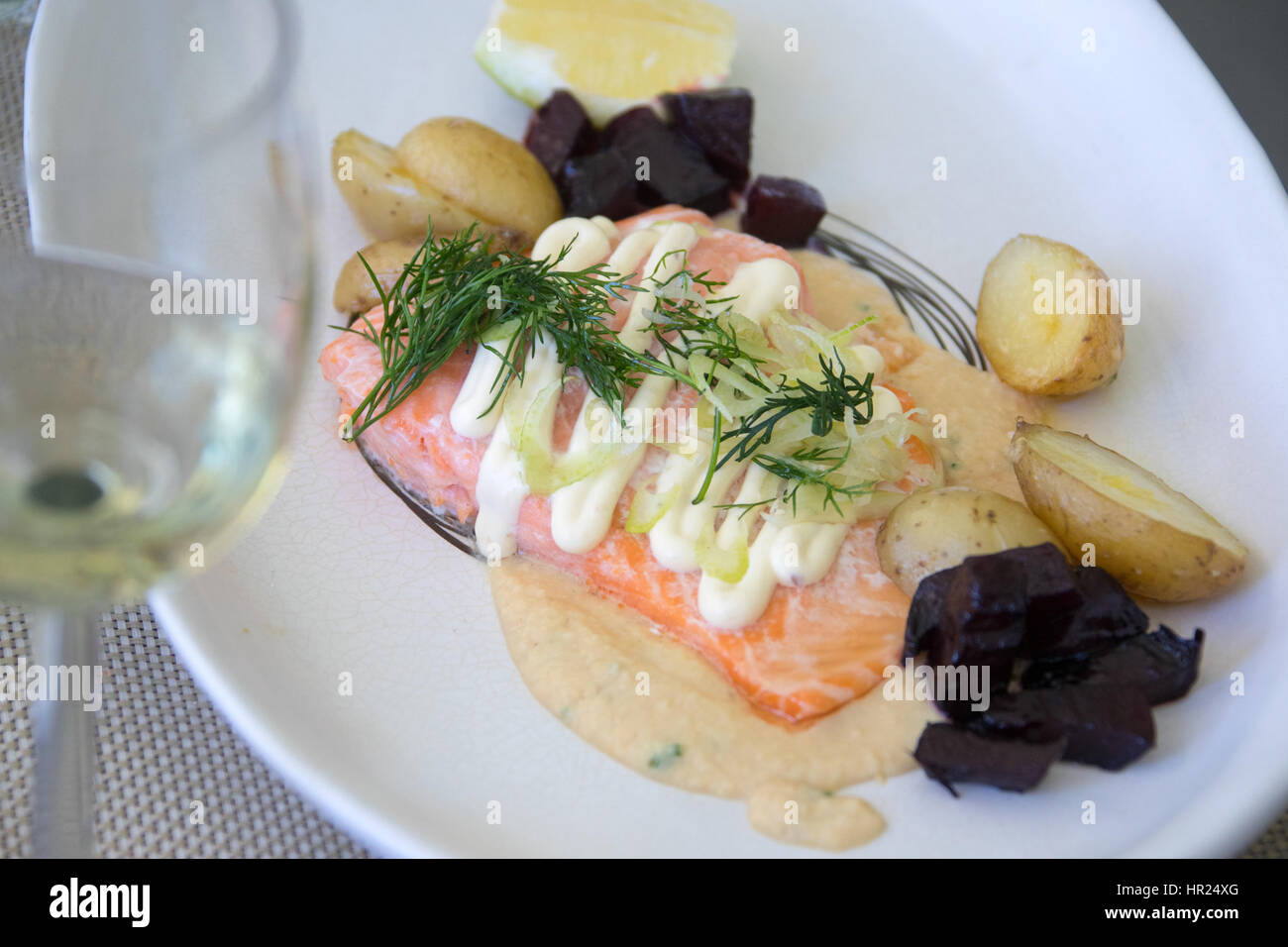 Truite fumée, citron-ciboulette de l'hoummos, betterave, raifort fraîche à La Petite Ferme, Franschhoek, Cape Winelands, Afrique du Sud Banque D'Images