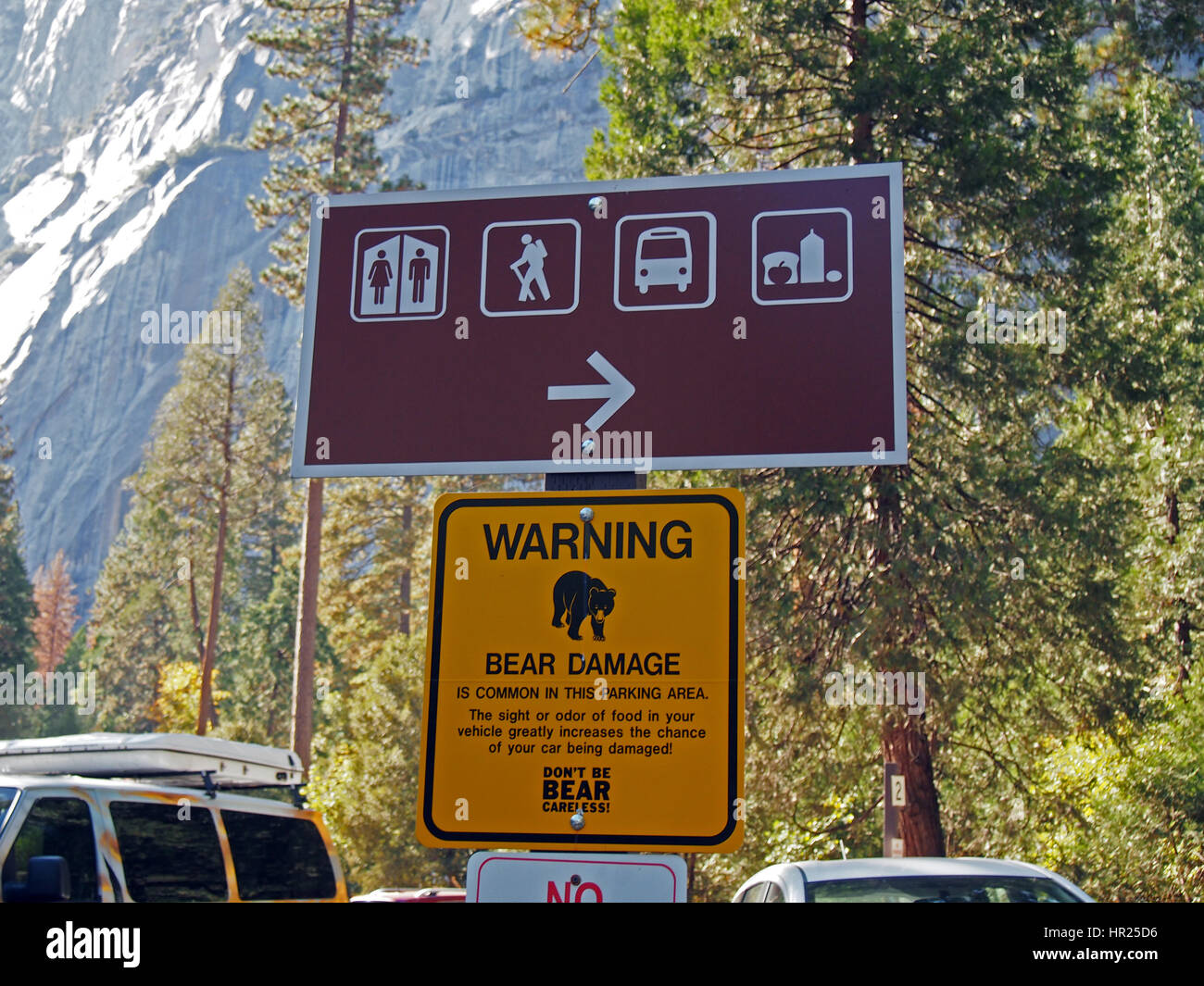 Panneau d'avertissement de l'ours à la vallée de stationnement, Yosemite National Park, California, USA Banque D'Images