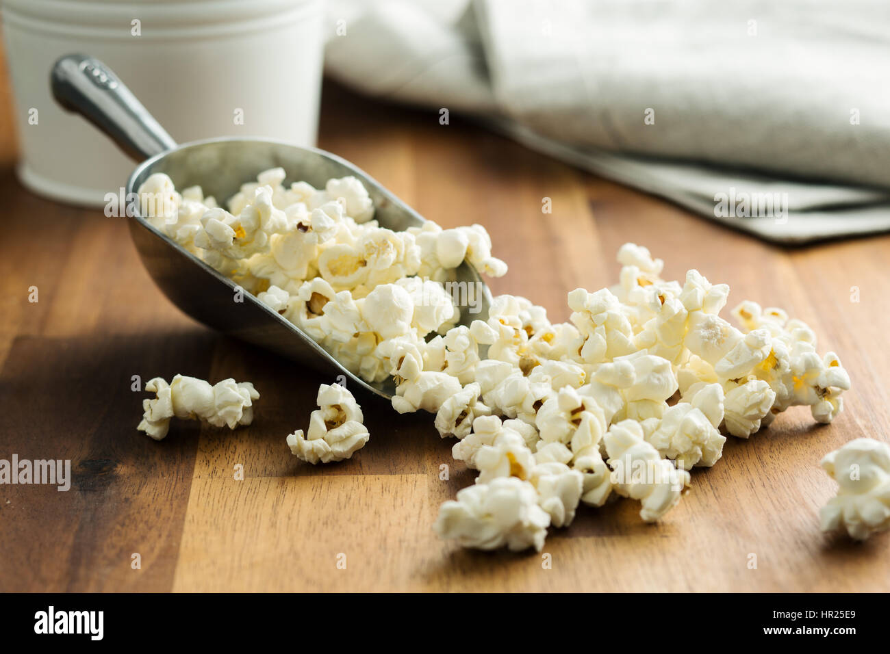 Le pop-corn salé en metal scoop. Banque D'Images