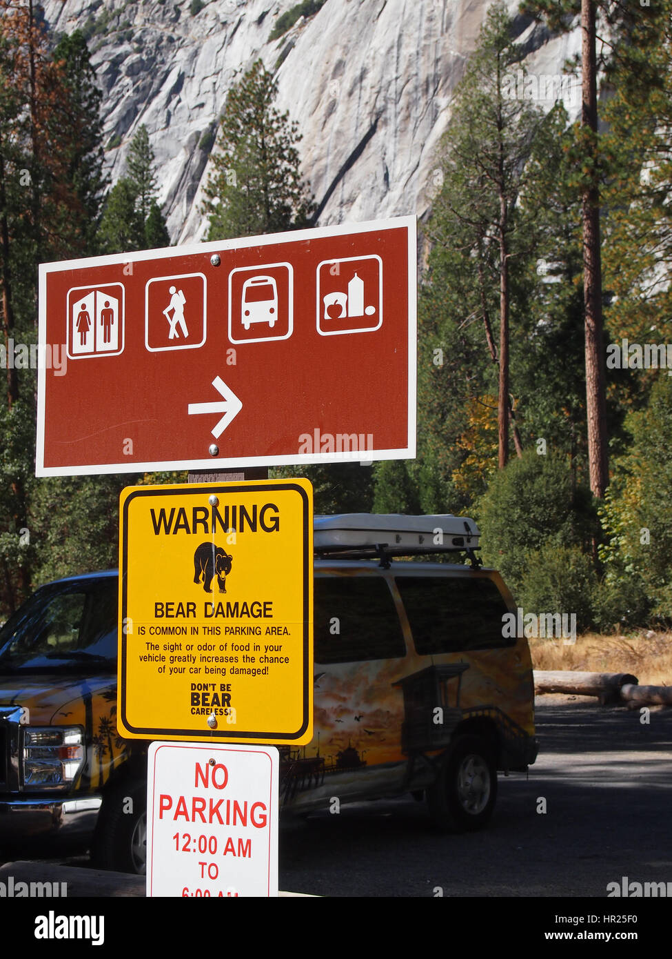 Panneau d'avertissement de l'ours à la vallée de stationnement, Yosemite National Park, California, USA Banque D'Images