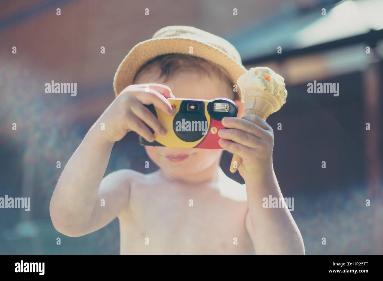 Jeune enfant utilisant UN appareil photo à film 35 mm Kodak Banque D'Images