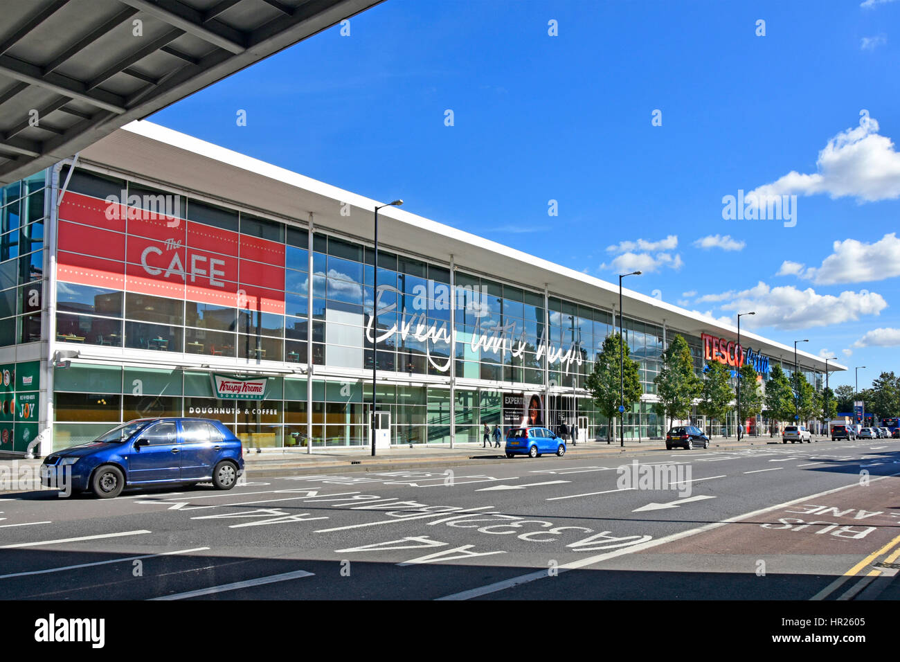 Ville de Slough Berkshire UK Tesco supermarché ouvert 24h/24 extra large & cafe l'autoroute, le marquage routier, bus lane zones de shopping au premier étage au-dessus du parc automobile Banque D'Images