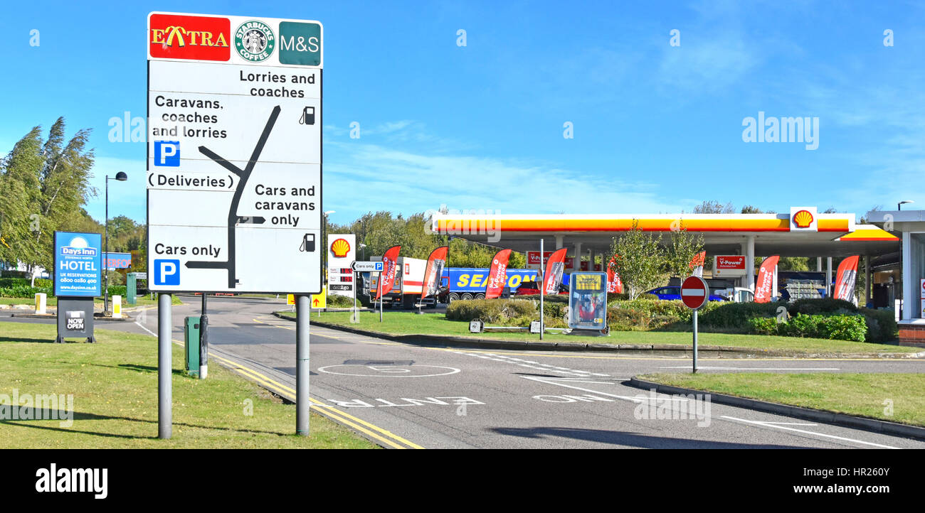 Station d'autoroute Baldock Hertforshire Royaume-uni station service Shell logo marque site signe installations sur place A1M d'autoroute à la jonction 10 Banque D'Images