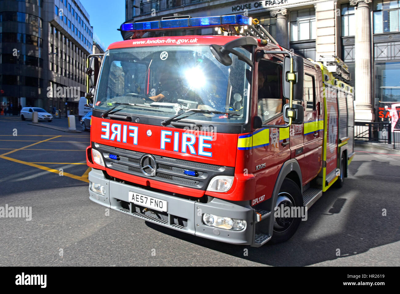 Les services d'urgence moteur feu sun flare uk réponse sur le pare-brise de London fire brigade Mercedes Benz appareil feux bleus sur l'appel d'urgence 999 Banque D'Images
