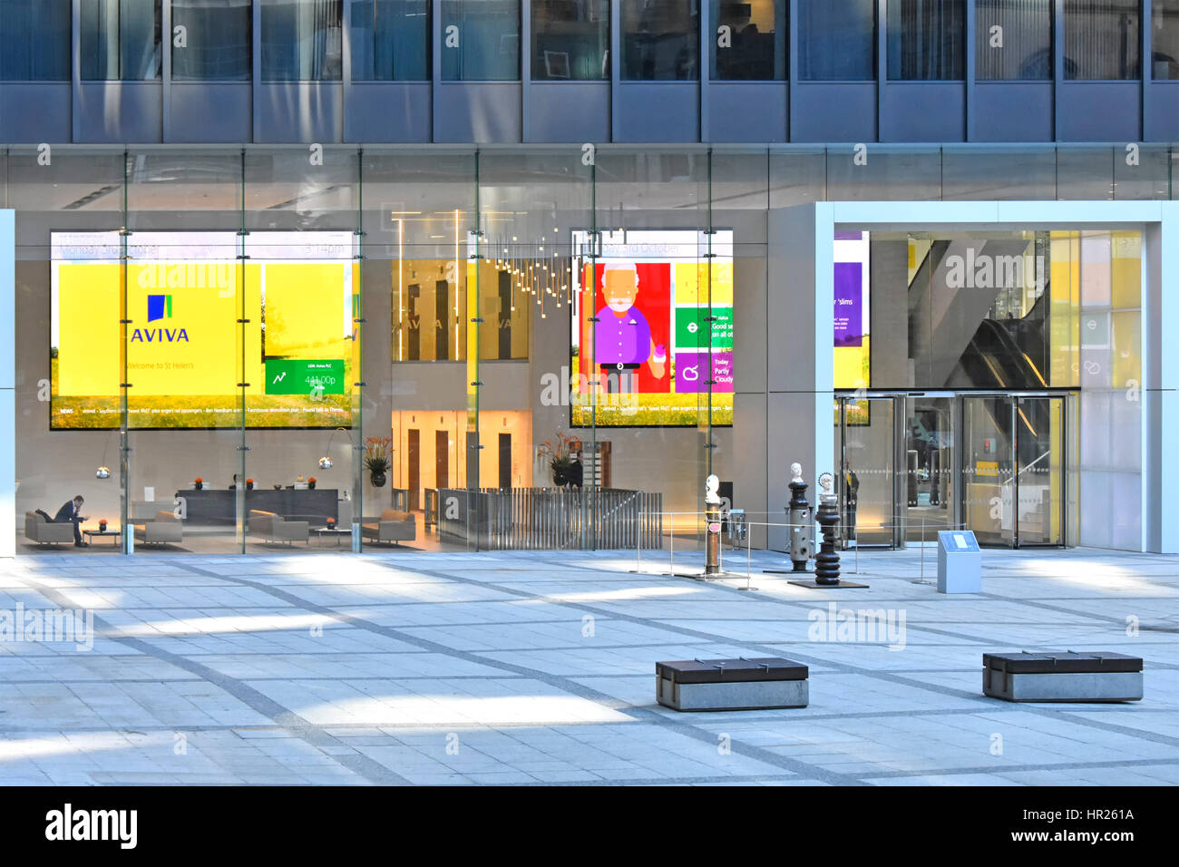 Open plan office réception à l'entrée du siège d'Aviva uk tour gratte-ciel dans la ville de Londres télévision écran afficher Banque D'Images