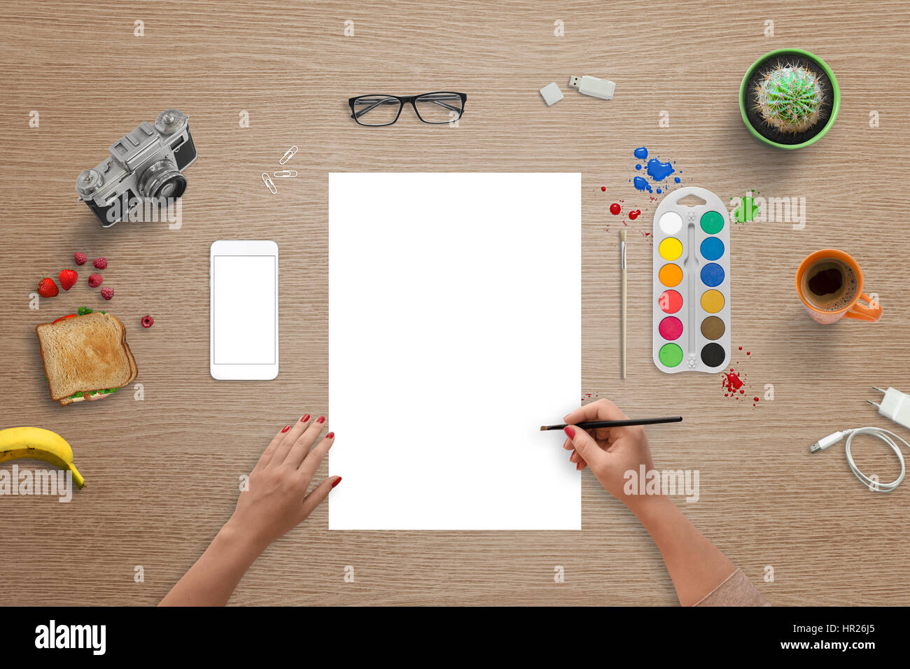 Livre blanc pour la couleur de l'art de la brosse, la police, la présentation du logo. Vue de dessus de table avec téléphone portable, lunettes, appareil photo, des plantes, sandwich, café à côté. Banque D'Images Livre blanc pour la couleur de l'art de la brosse, la police, la présentation du logo. Vue de dessus de table avec téléphone portable, lunettes, appareil photo, des plantes, sandwich, café à côté. Banque D'Images