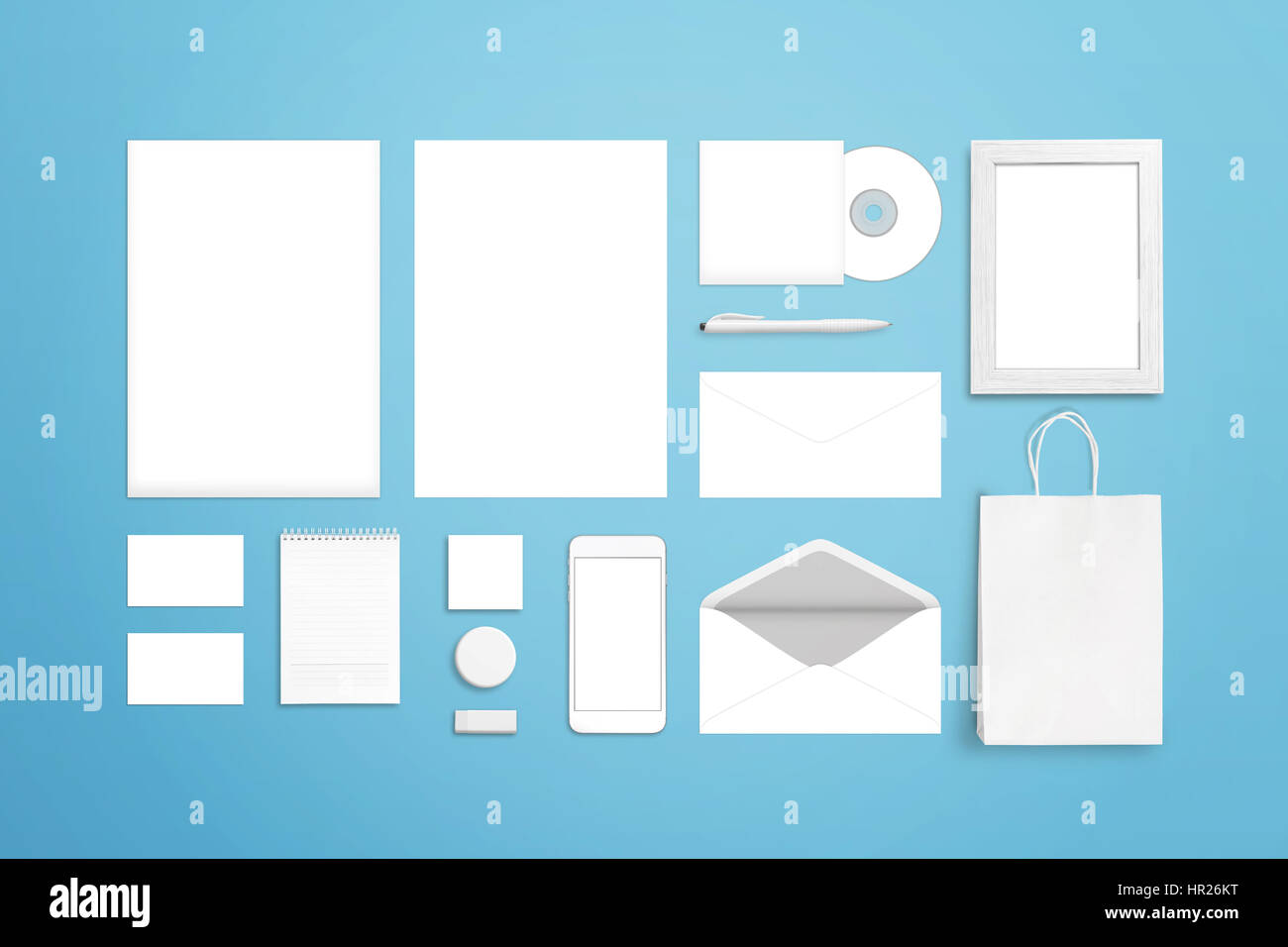 L'identité d'entreprise marque modèle. Blanc Blanc Papeterie et fournitures de bureau. Vue de dessus de bureau bleu. Banque D'Images