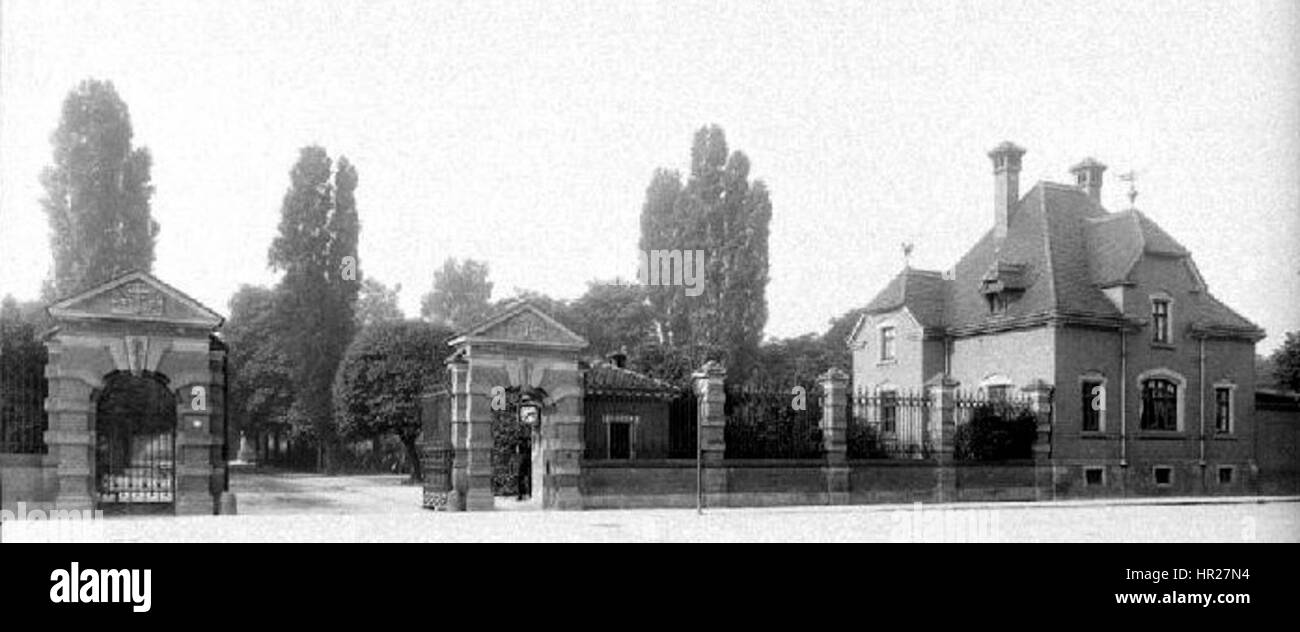 Neuer Johannisfriedhof est un cimetière en Allemagne, connu pour son importance historique et son atmosphère tranquille. Le cimetière est marqué par ses caractéristiques architecturales et ses tombes historiques, servant de lieu de réflexion et de mémoire. Banque D'Images