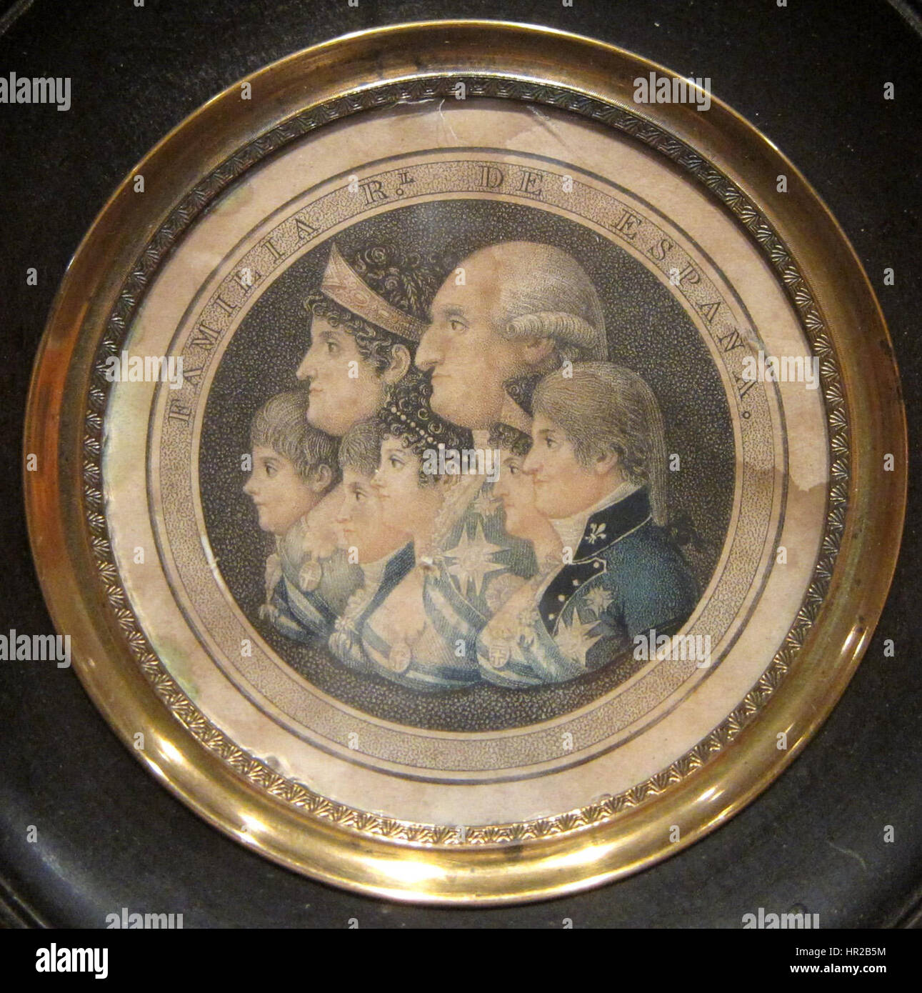 Cette gravure en pointillés colorés, intitulée « Portrait de Carlos IV et de sa famille », est conservée au Honolulu Museum of Art. Il représente le roi Carlos IV d'Espagne avec sa famille, reflétant la grandeur de la monarchie espagnole. L'œuvre capture la ressemblance de la famille royale avec une attention aux détails dans leurs vêtements, expressions et présence royale. Banque D'Images