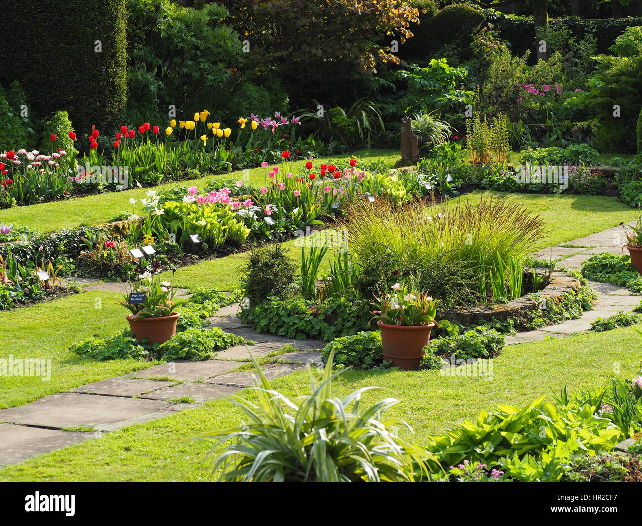 Chenies Manor jardin en contrebas dans le temps des tulipes, une belle soirée de mai, avec du soleil et de la croissance des plantes vertes. Banque D'Images