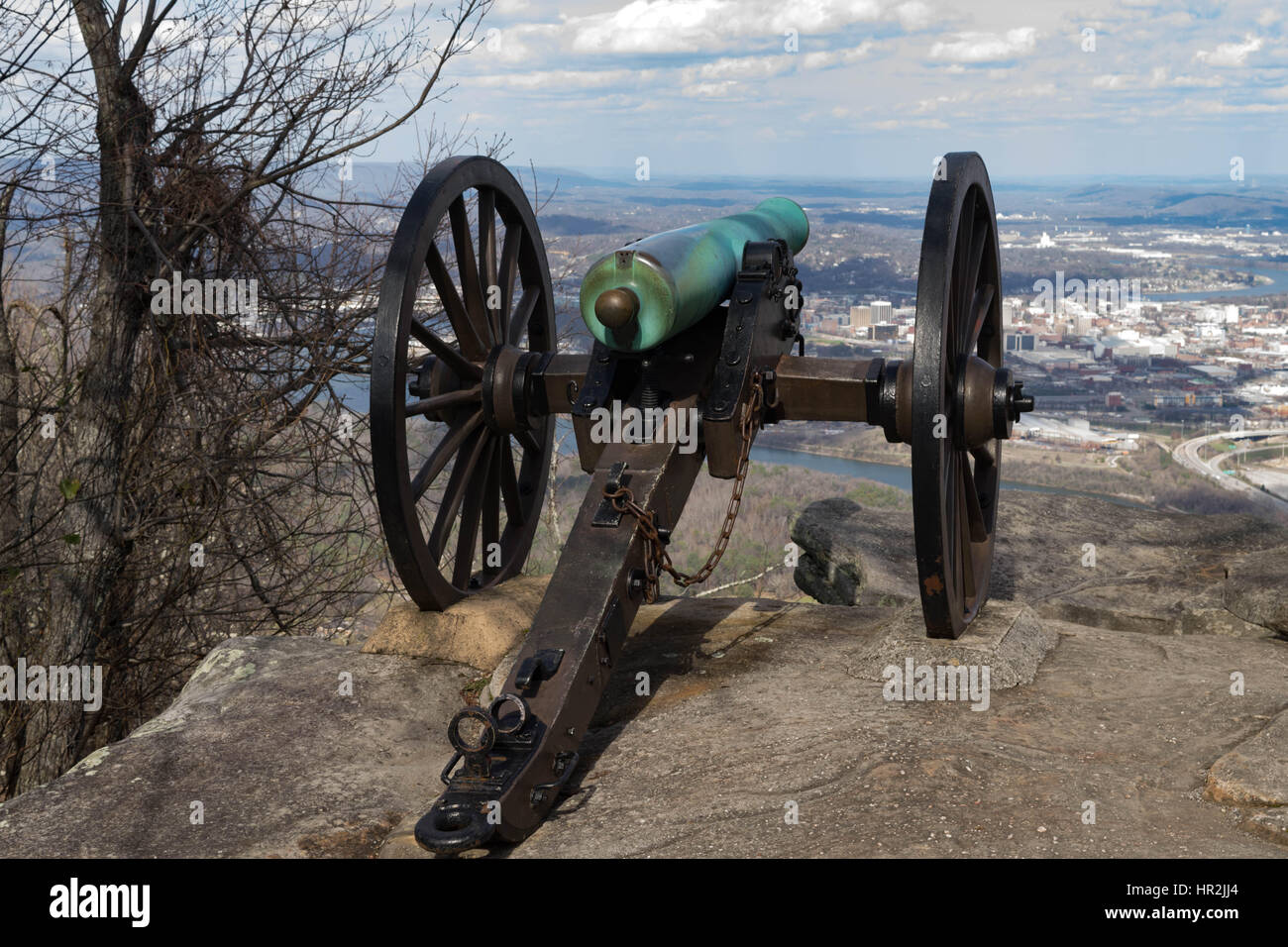 La guerre civile Cannon dominant la rivière vallée ci-dessous Banque D'Images