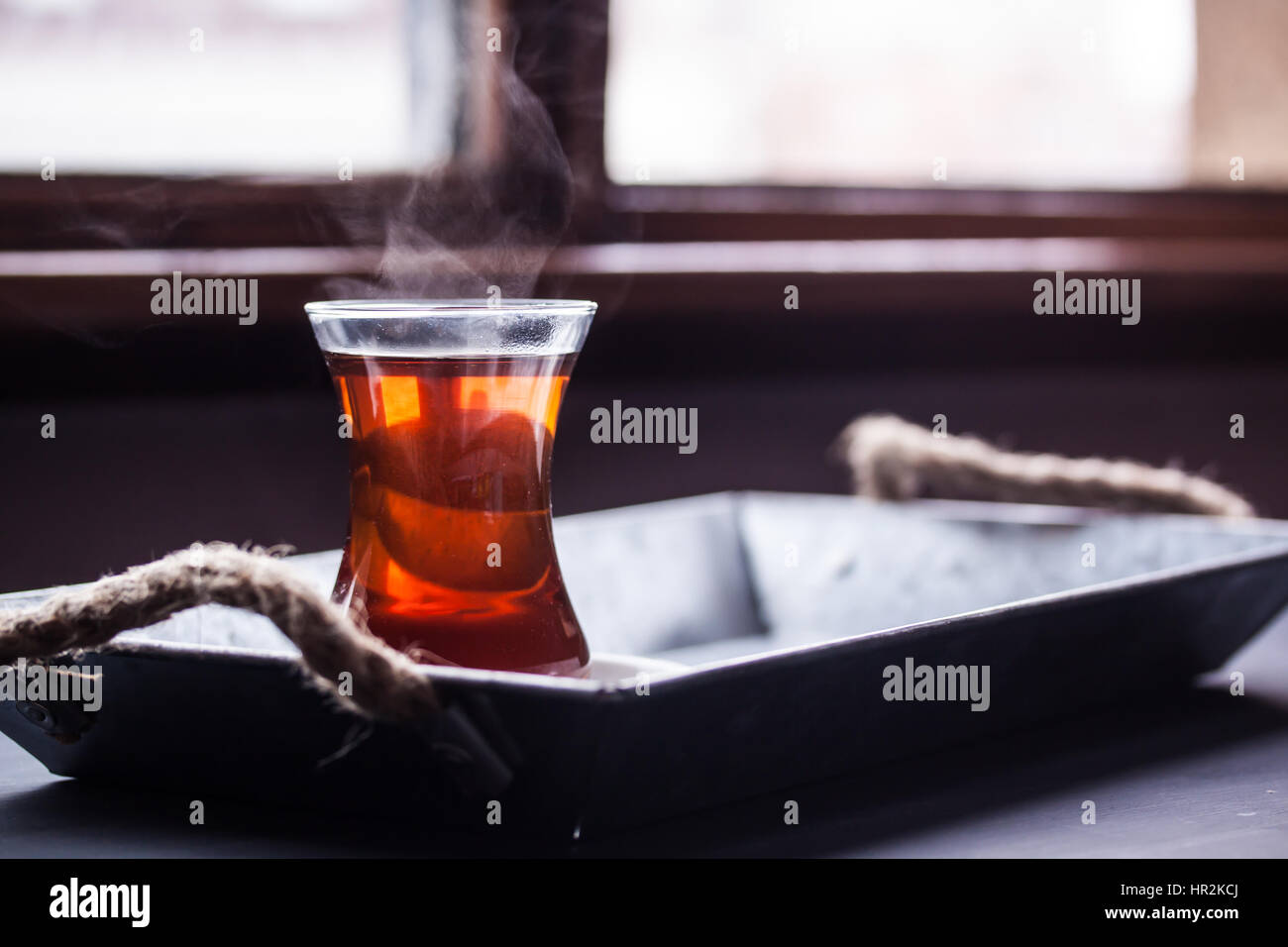 Un verre de thé noir Banque D'Images