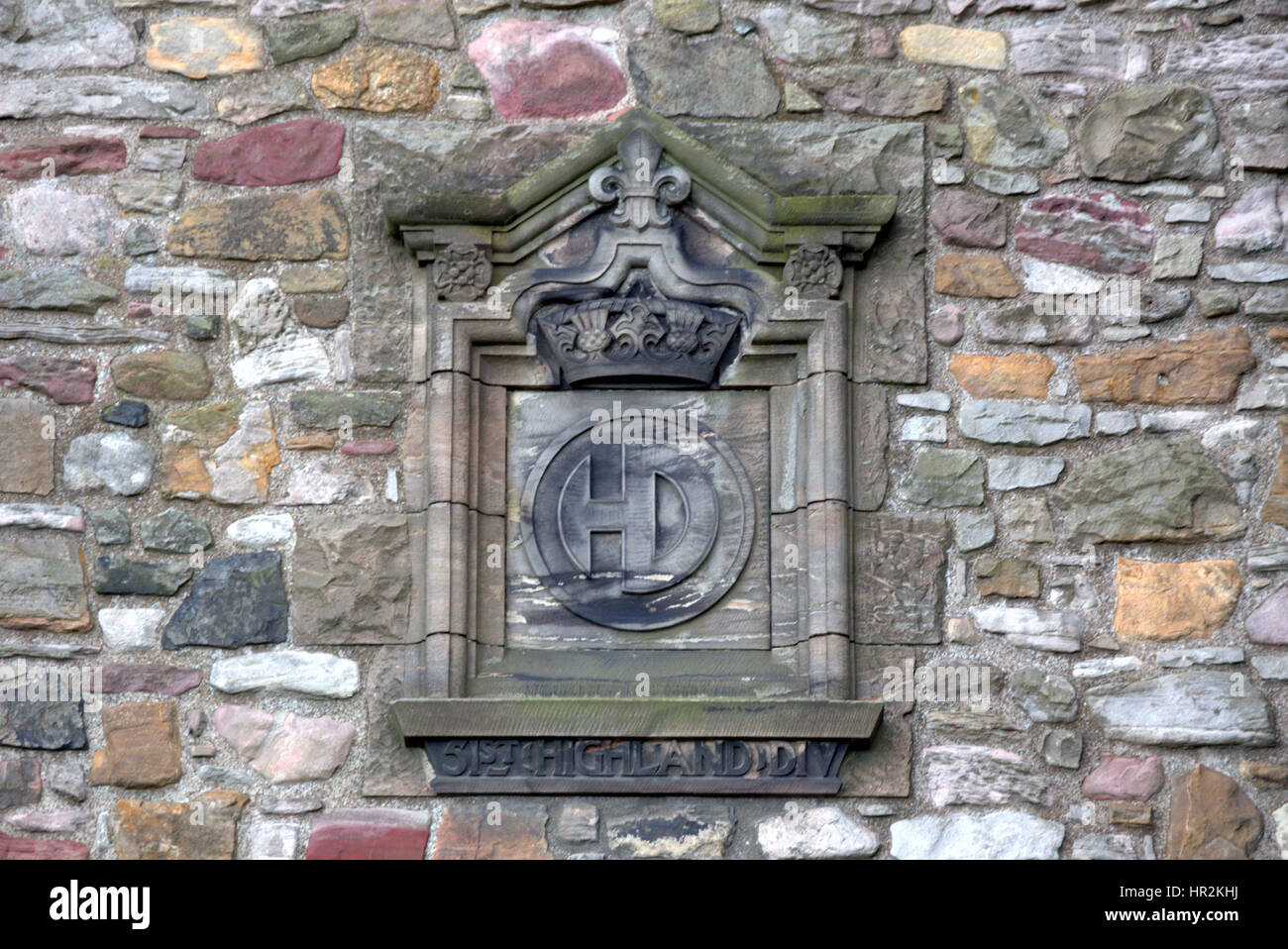 Le château d'Édimbourg Monument commémoratif de guerre logo sur Highland Division HD 1/3 mur Banque D'Images