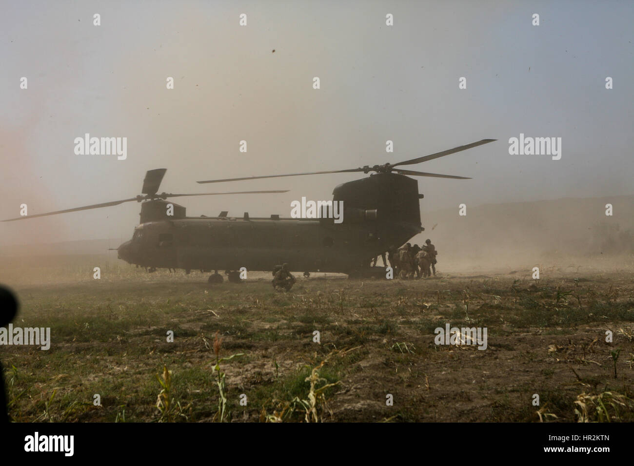 Briitsh soldat blessé en action menées pour être evecuated de chinook à Sangin un hopital à camp bastion.,sangin la province de Helmand, Afghanistan Banque D'Images