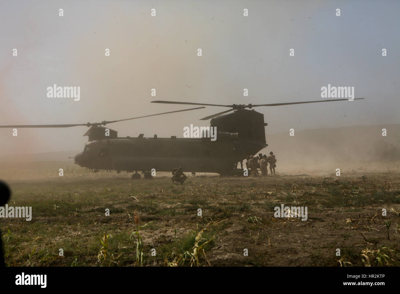 Briitsh soldat blessé en action menées pour être evecuated de chinook à Sangin un hopital à camp bastion.,sangin la province de Helmand, Afghanistan Banque D'Images