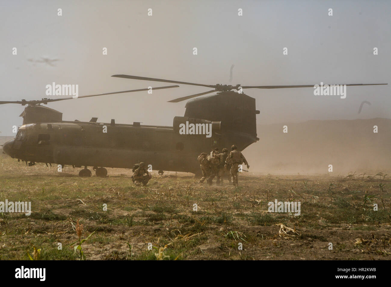 Briitsh soldat blessé en action menées pour être evecuated de chinook à Sangin un hopital à camp bastion.,sangin la province de Helmand, Afghanistan Banque D'Images