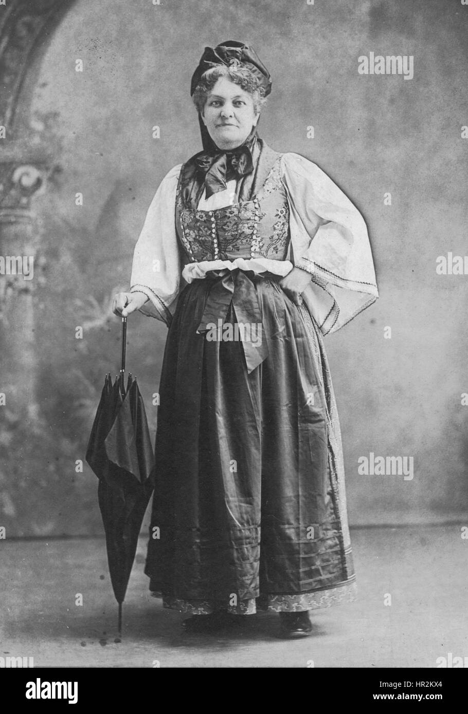 Femme ethnique avec parapluie noir et chapeau. Photo de A.A. Krueter, Elkhart Lake, Wis. USA, c.33 pour voir mes autres images anciennes, recherche: Prestor vintage Banque D'Images